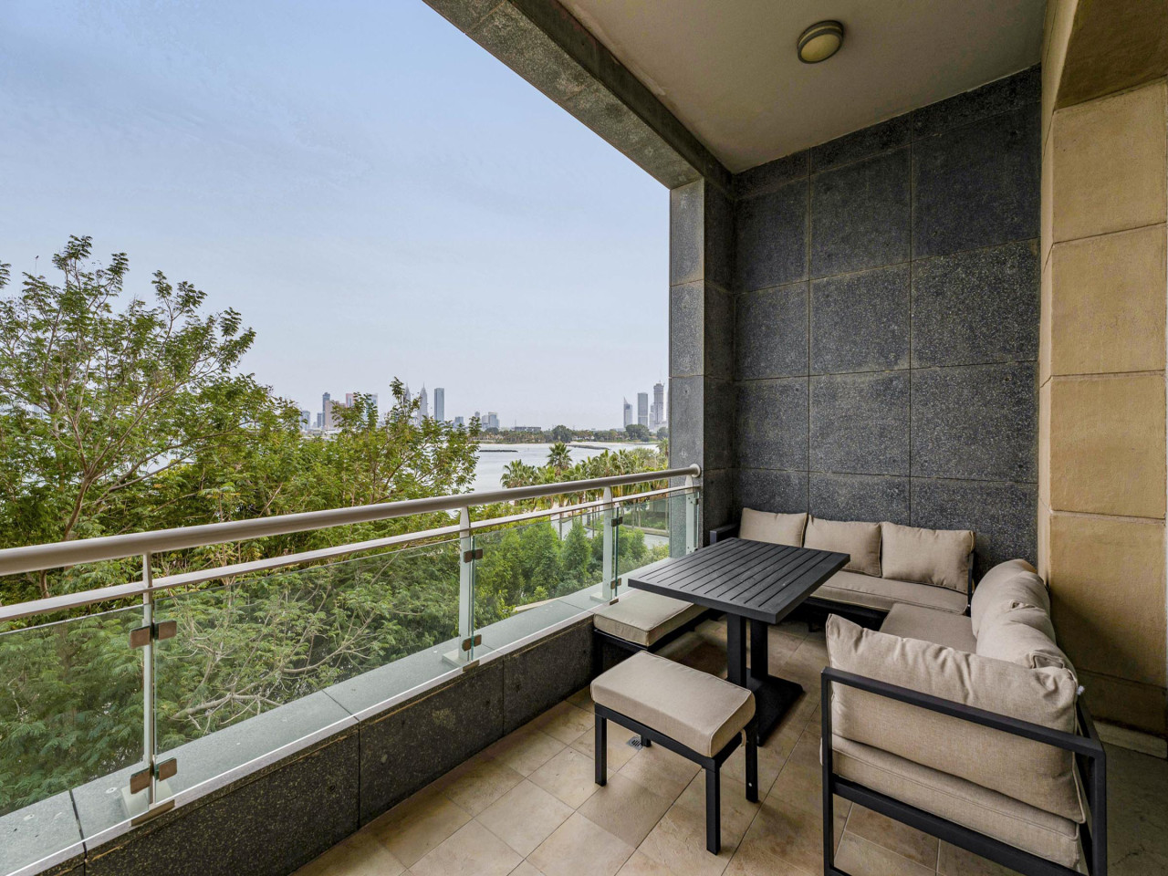 Dream Palm Residence | 3BR Luxury Apartment on Palm Jumeirah — image 25 of 32