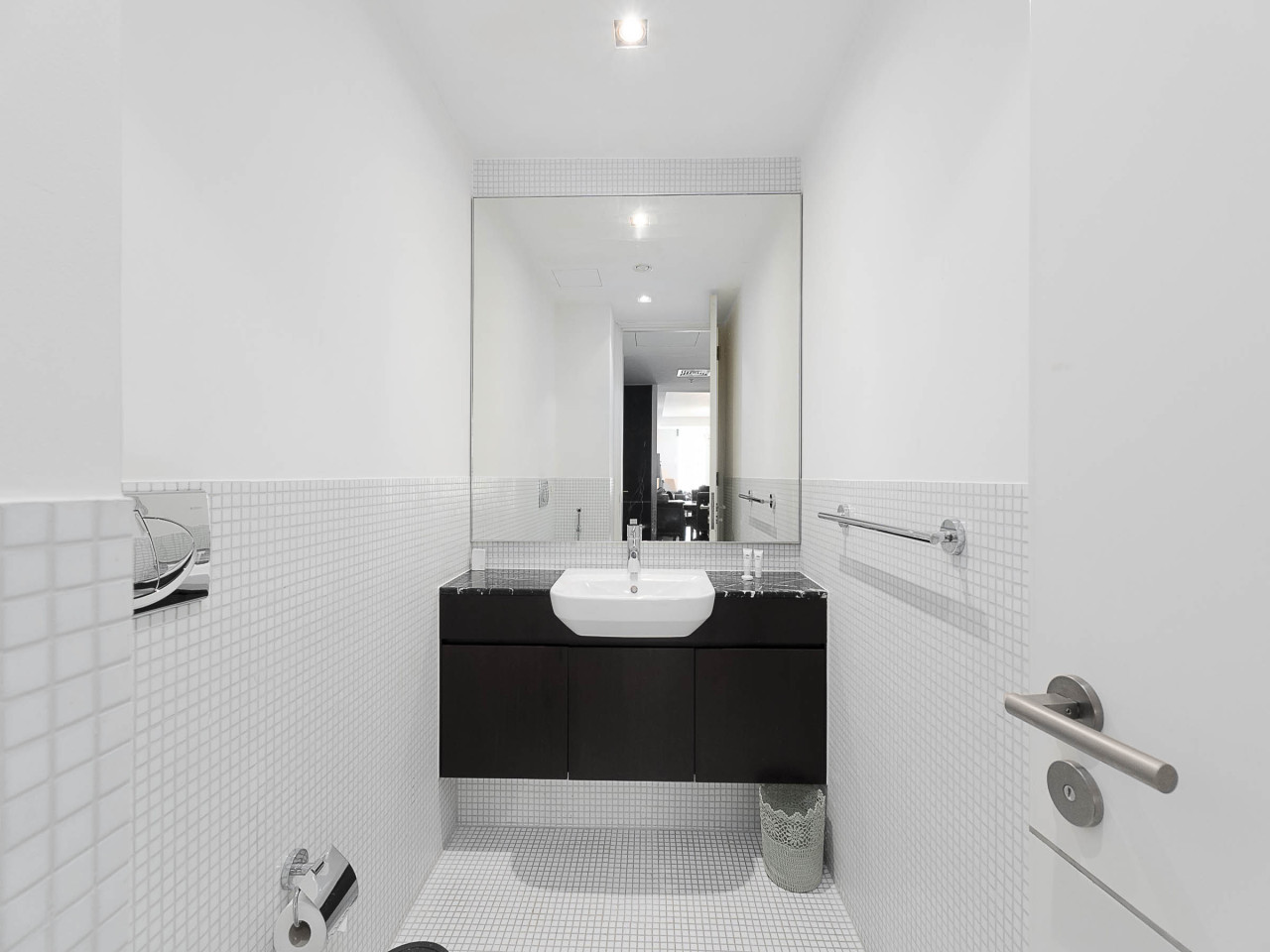 Short stay Limestone House DIFC 2 bedrooms — image 11 of 33