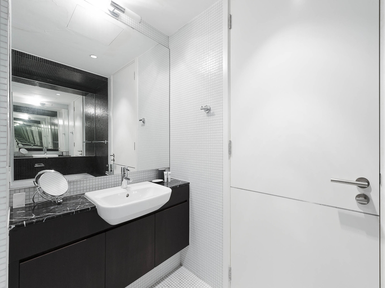Short stay Limestone House DIFC 2 bedrooms — image 21 of 33