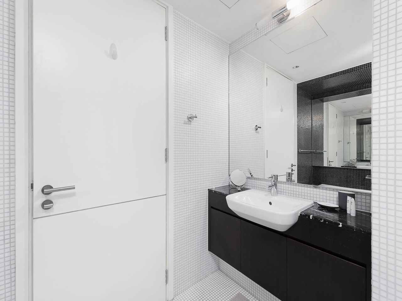 Short stay Limestone House DIFC 2 bedrooms — image 16 of 33