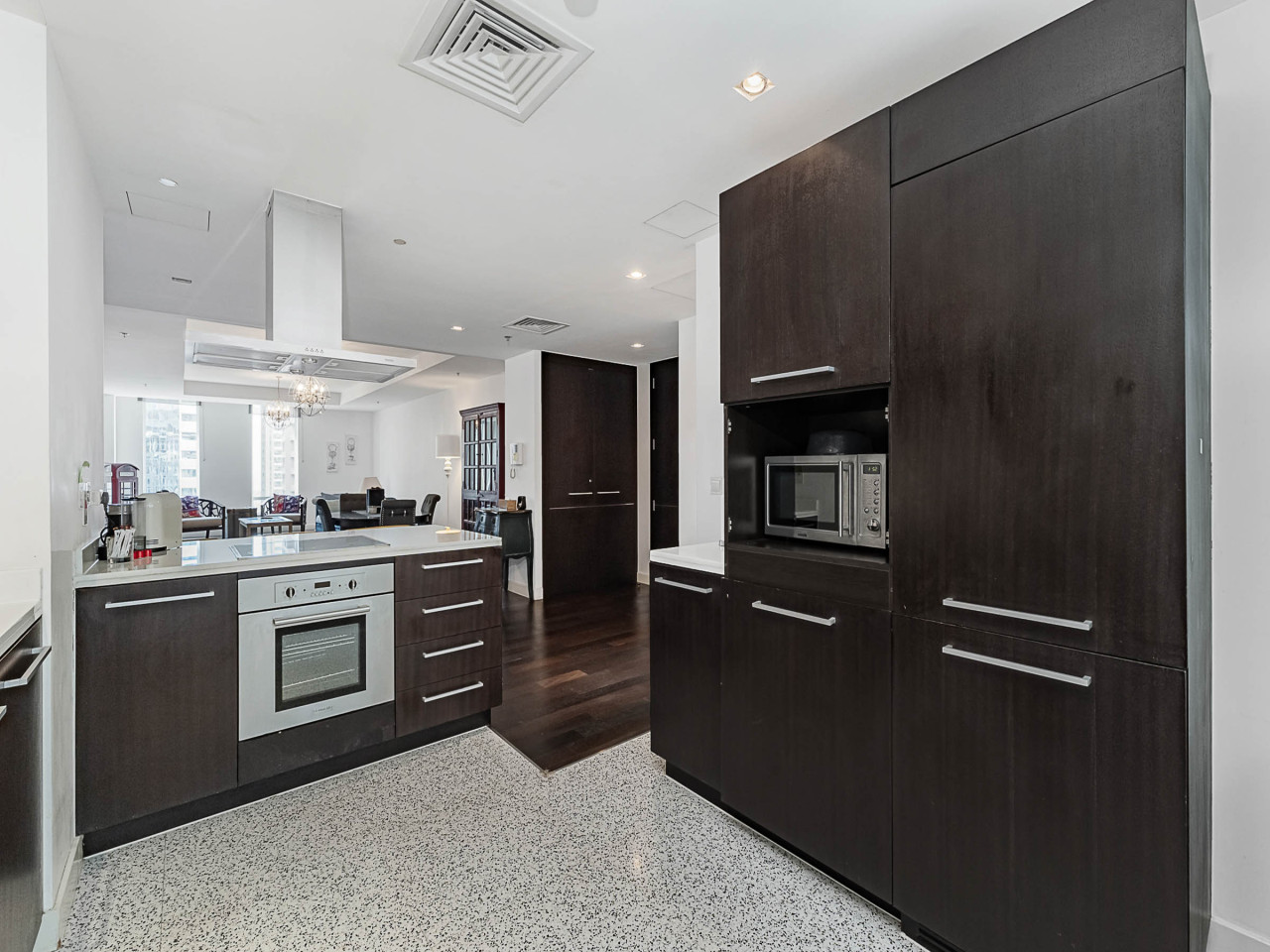 Short stay Limestone House DIFC 2 bedrooms — image 9 of 33