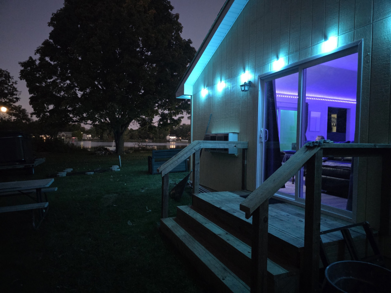 Lakefront Sunshine retreat 3 kings Private Hot tub