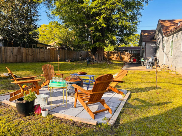 King Suite | Back Entry, Fire Pit & Big Backyard