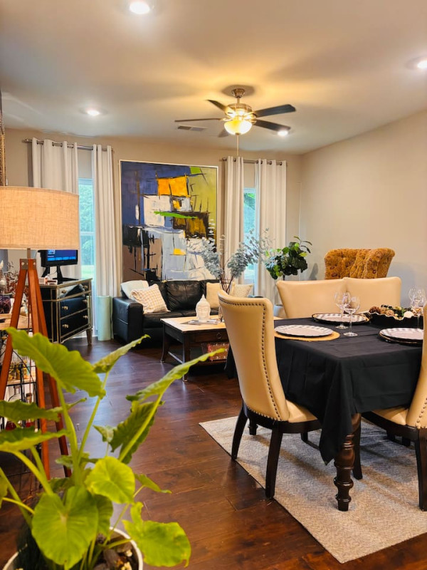 Cinematic Town Stay •8P• 3BR • 3.5 Bath • Fire Pit