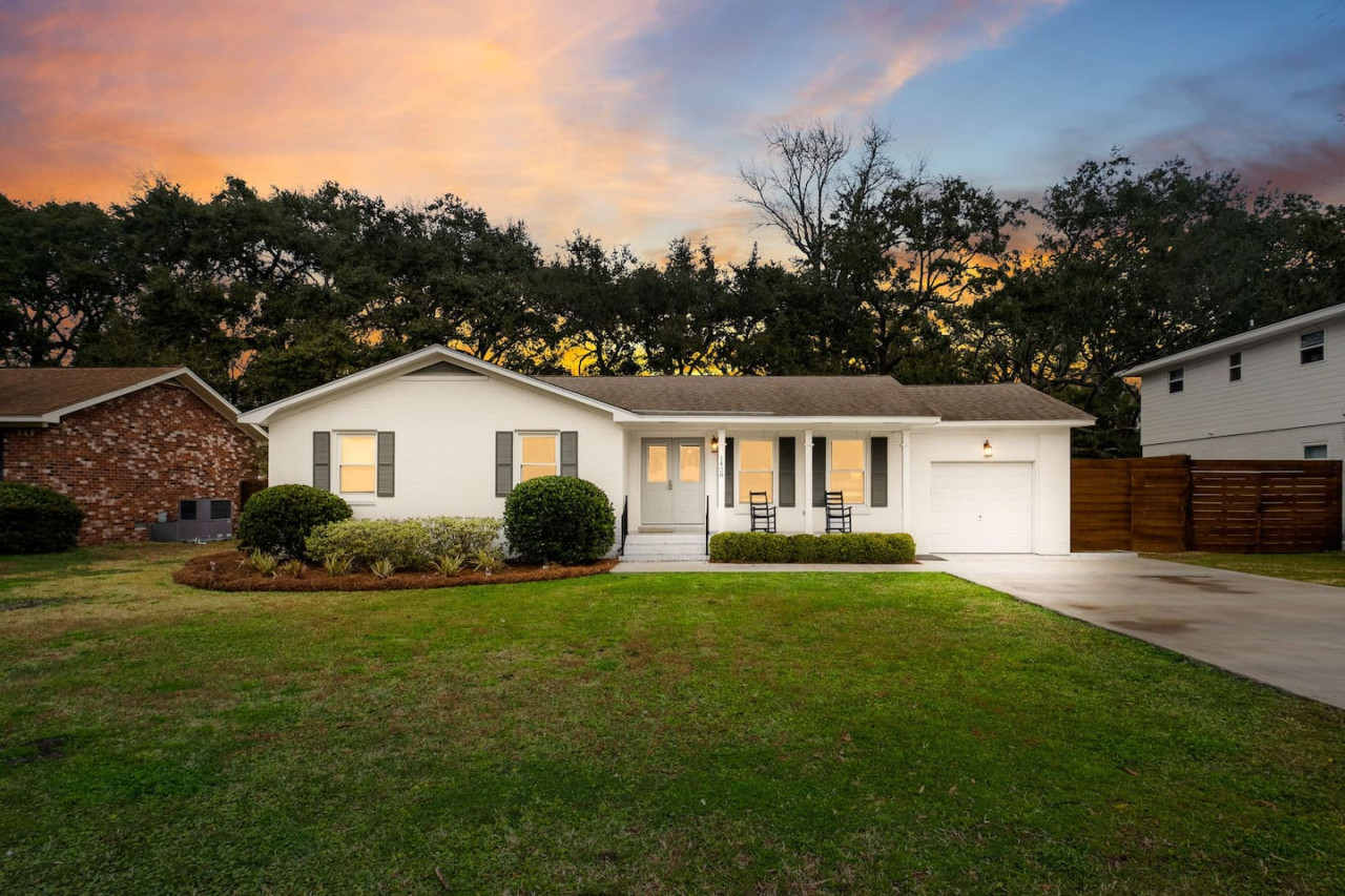 Old Village - 3 Br With Private Backyard & Deck - Mount Pleasant