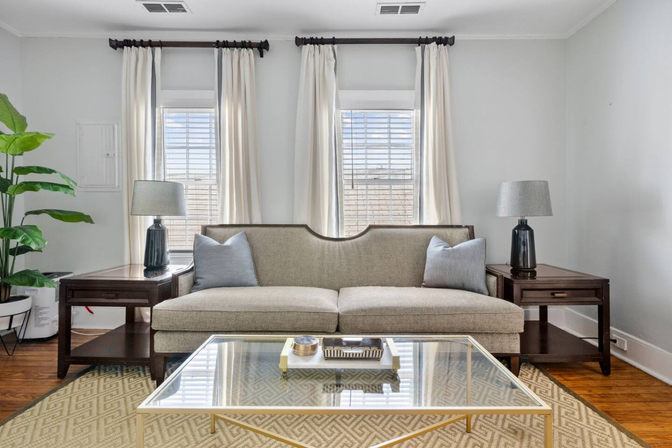 Chic 2 Bedroom Spring St Retreat - Walk To King St - Charleston, SC