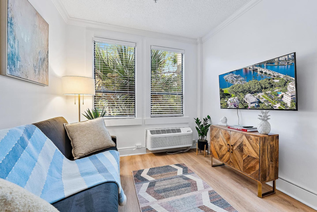 Pineapple Pad 2.0 With Valet Parking - Palm Beach, FL