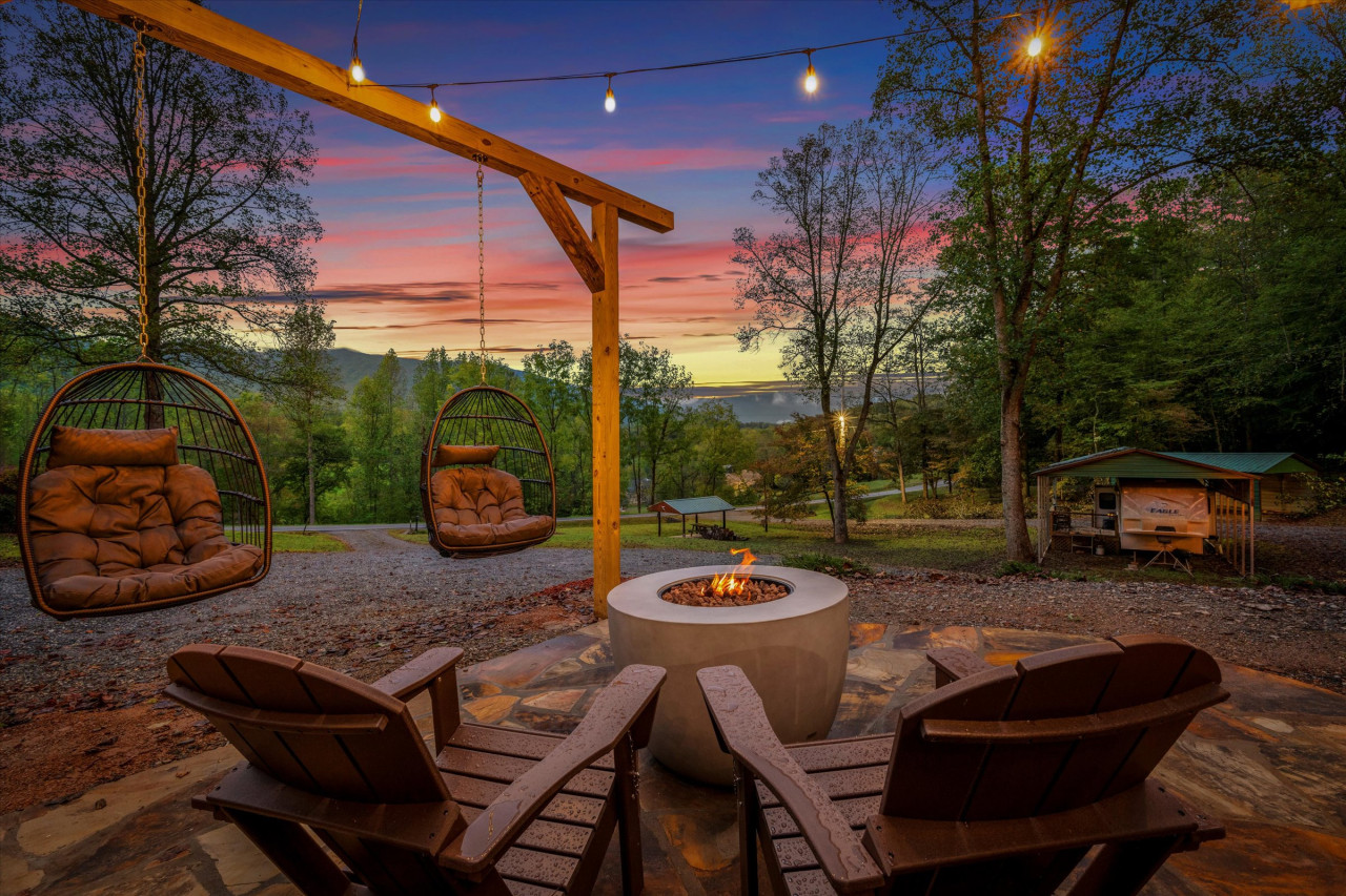 The Ritz Carlton of Tiny Cabins w/ Hot Tub / Fire Pit table