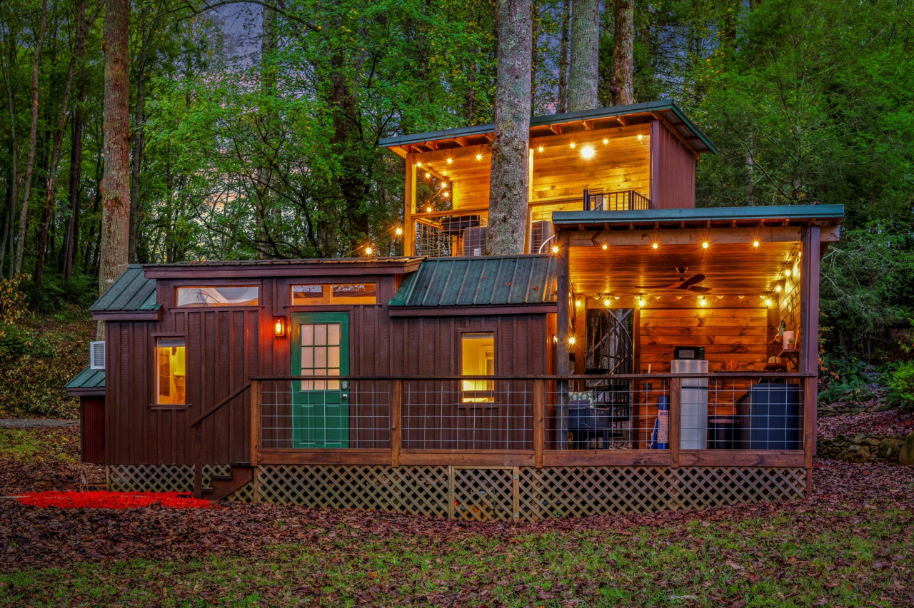 The Tree Spa, Tiny Cabin w/ Hot Tub in the trees