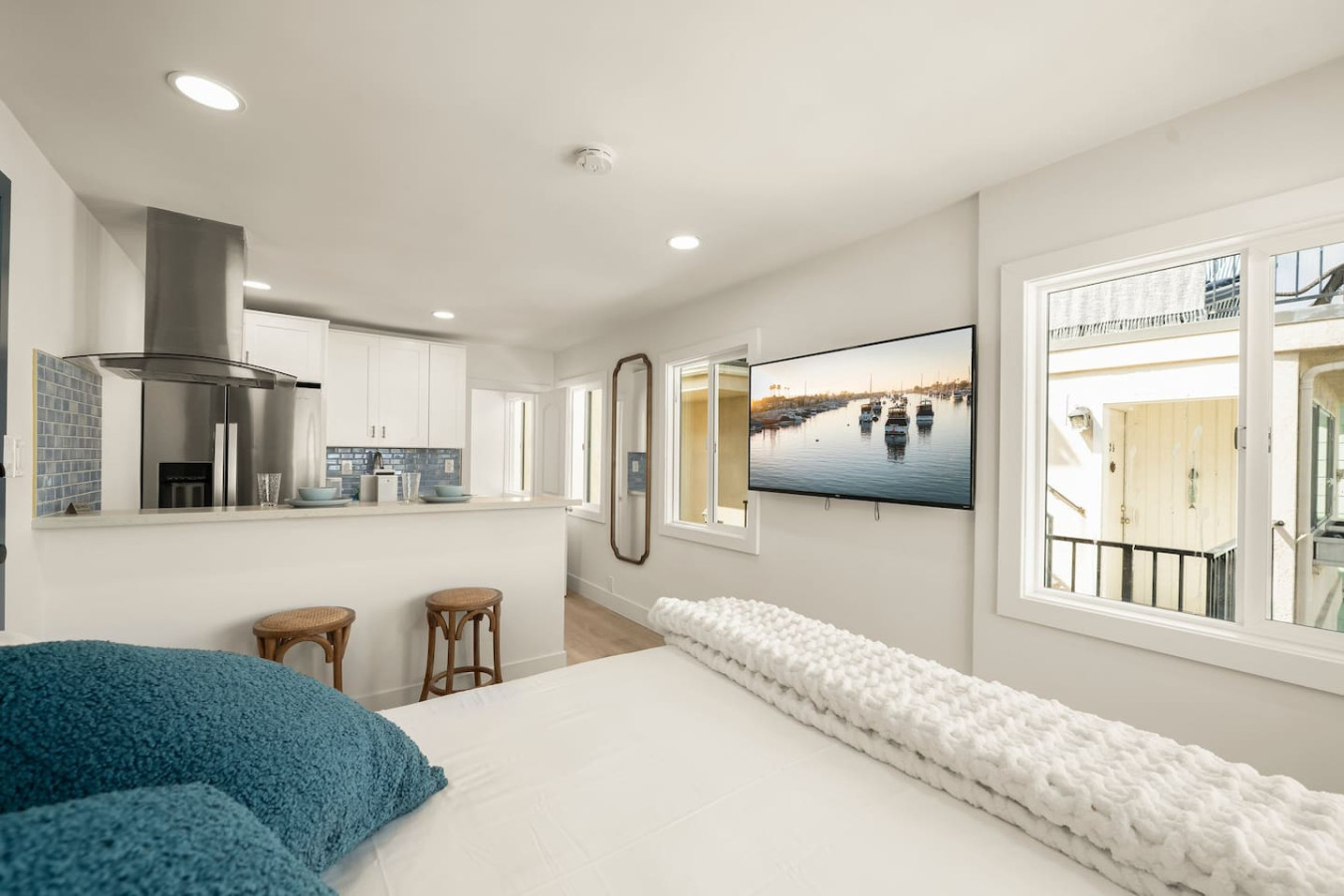 Newly Renovated Studio in Beachfront Building photo 5