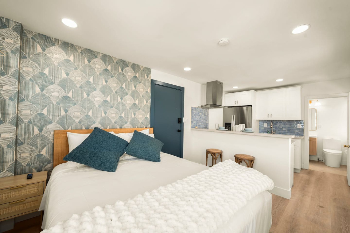 Newly Renovated Studio in Beachfront Building photo 3