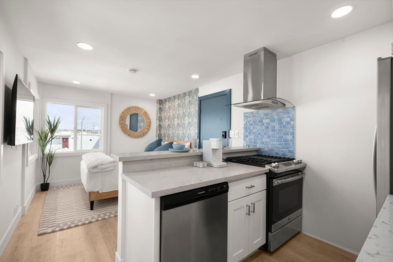 Newly Renovated Studio in Beachfront Building photo 2