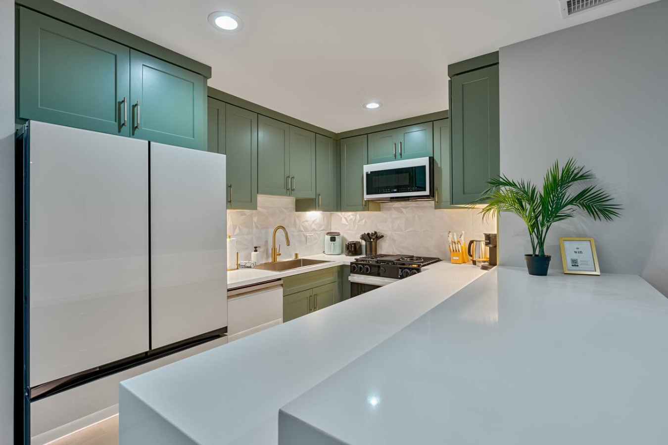 2BR + Balcony • Pet-Friendly • Near Mission Bay