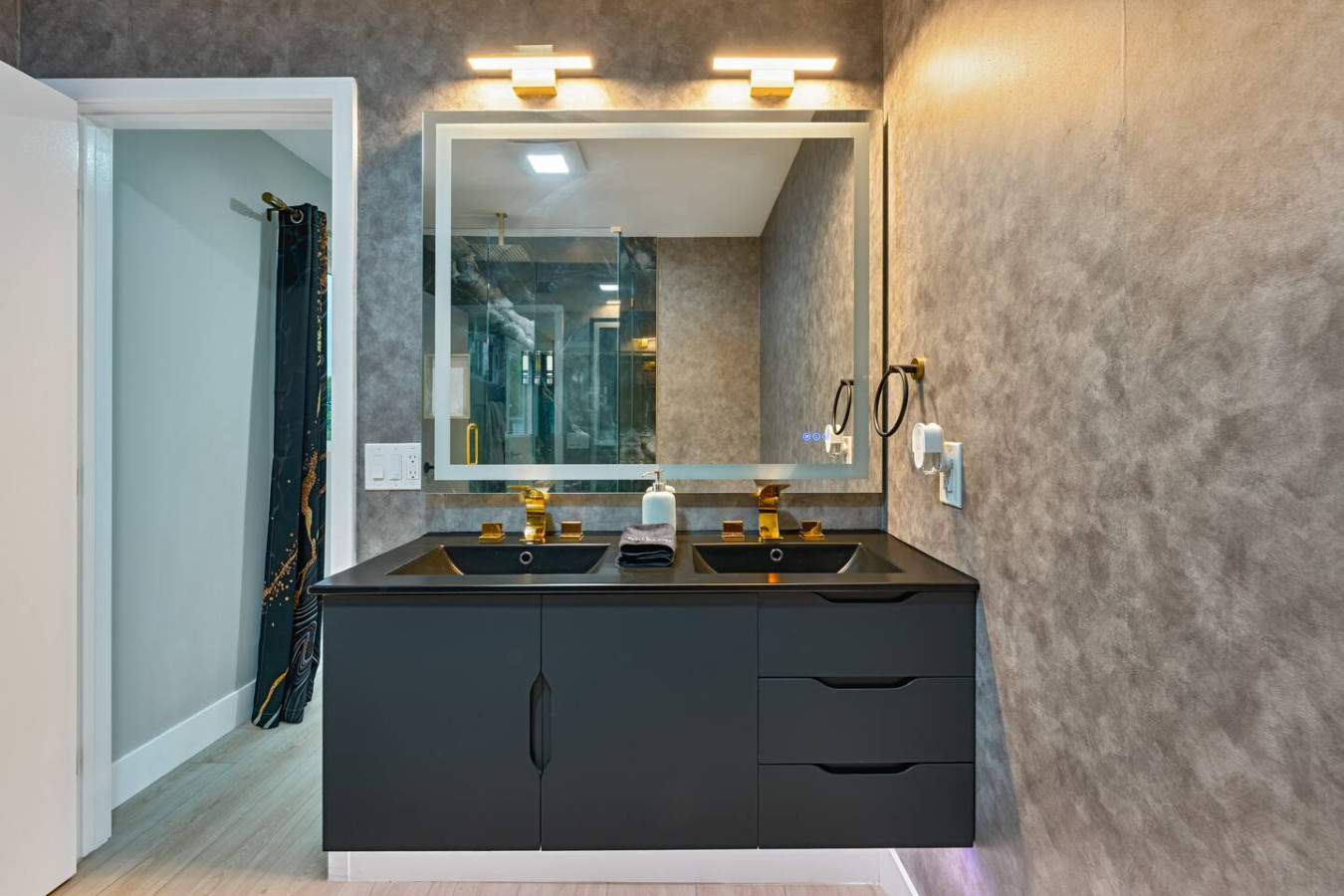 Modern 3BR photo 5