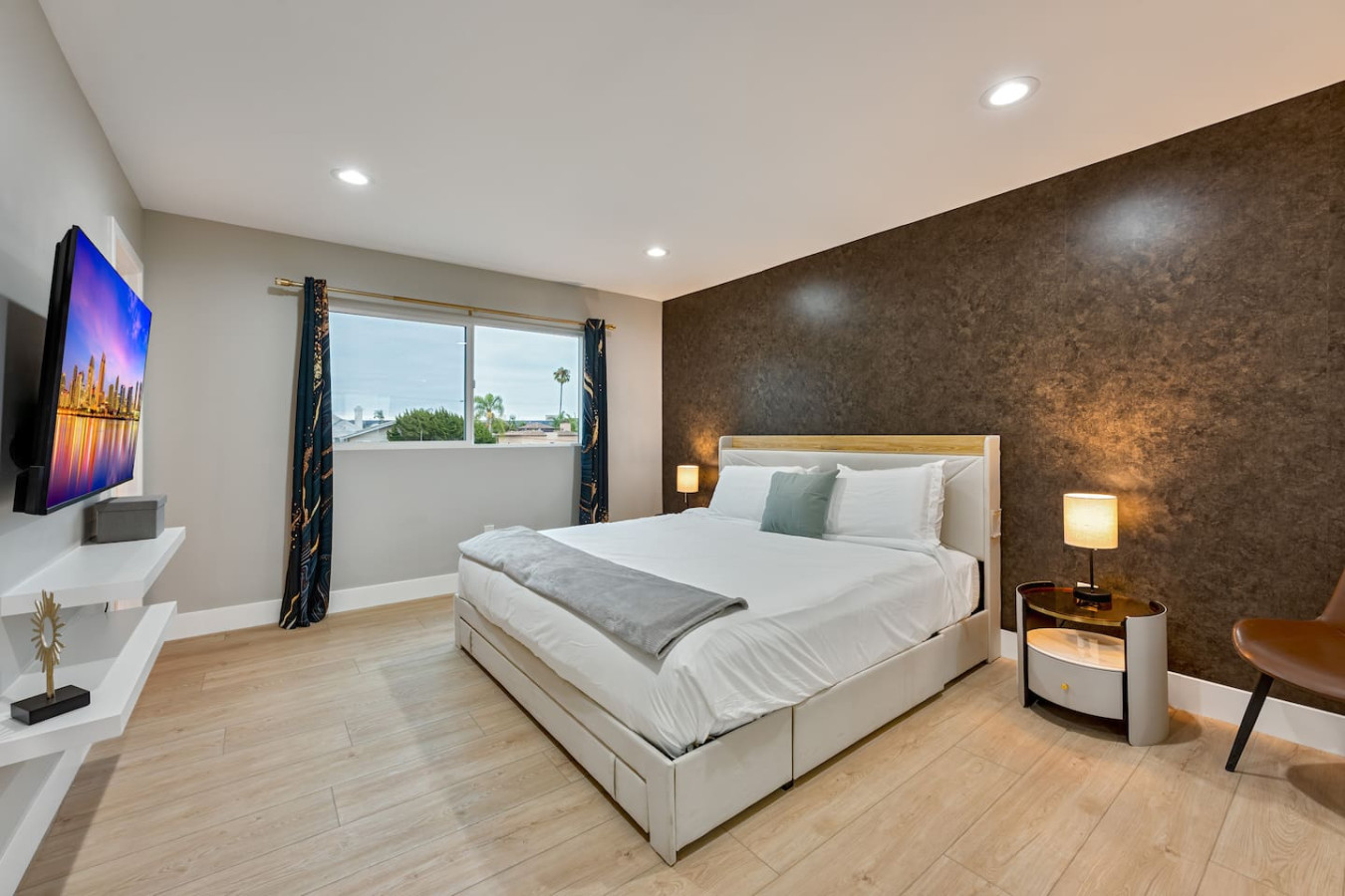 Modern 3BR photo 3