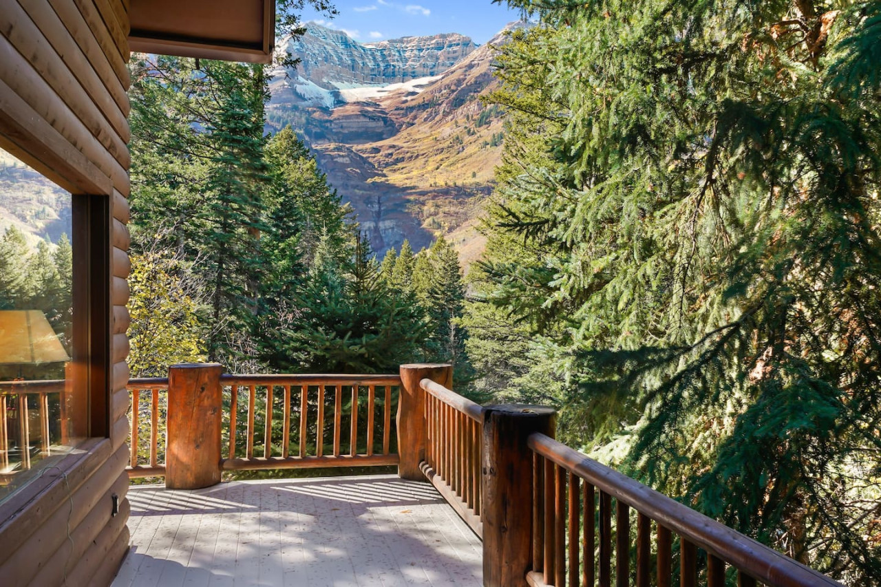 Bear Tooth Lodge w/ Hot Tub & Stuart Falls Views
