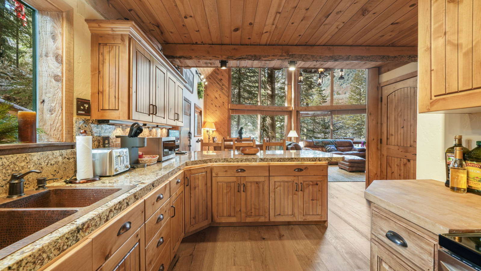 Bear Tooth Lodge w/ Hot Tub & Stuart Falls Views 4