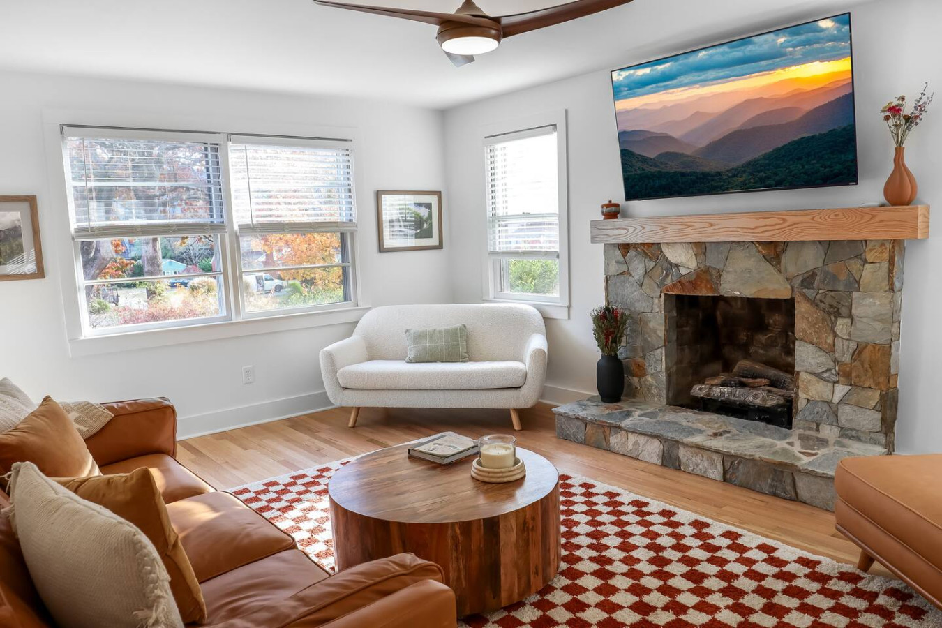 King Bed • Prime Location • Walk to Downtown