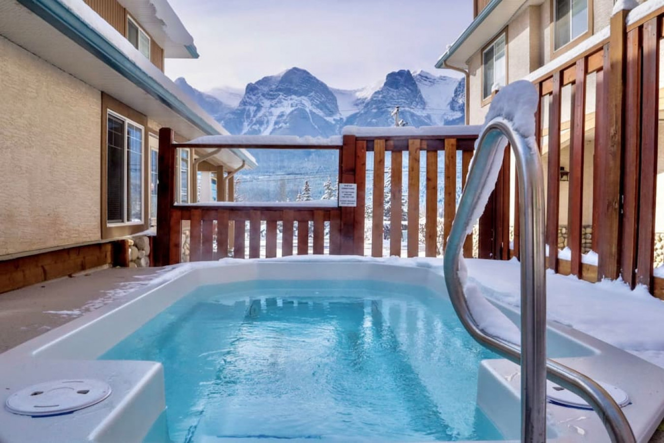 Mountain Views And Year-round Hot Tub - Serene Spa Retreat - Canadá