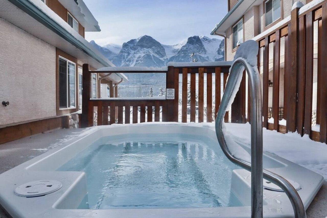 Mountain Views And Hot Tub - Charming Family Retreat - Canadá