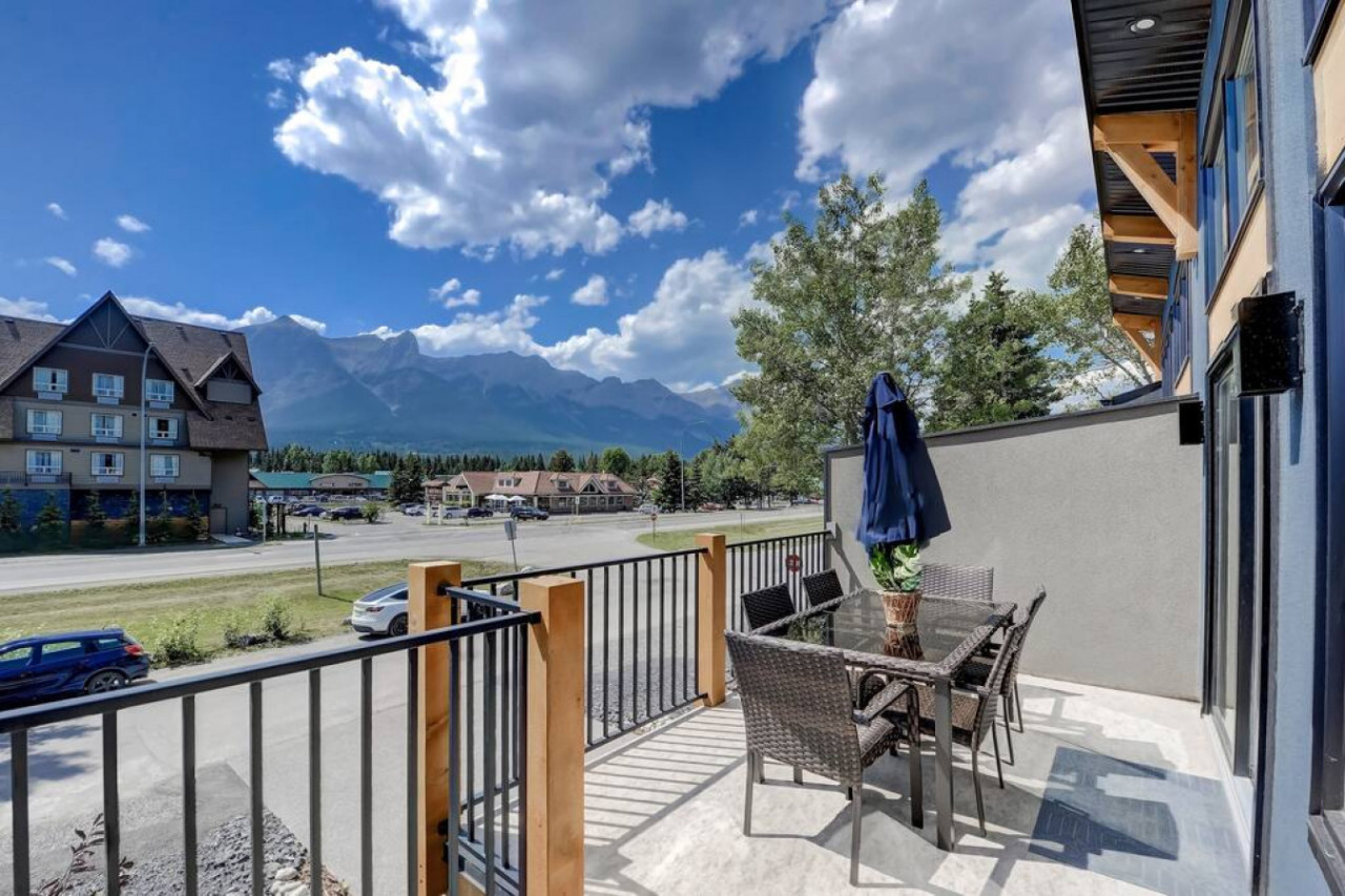 Scenic Mountain Views And Bbq - Cozy Modern Escape - Canmore