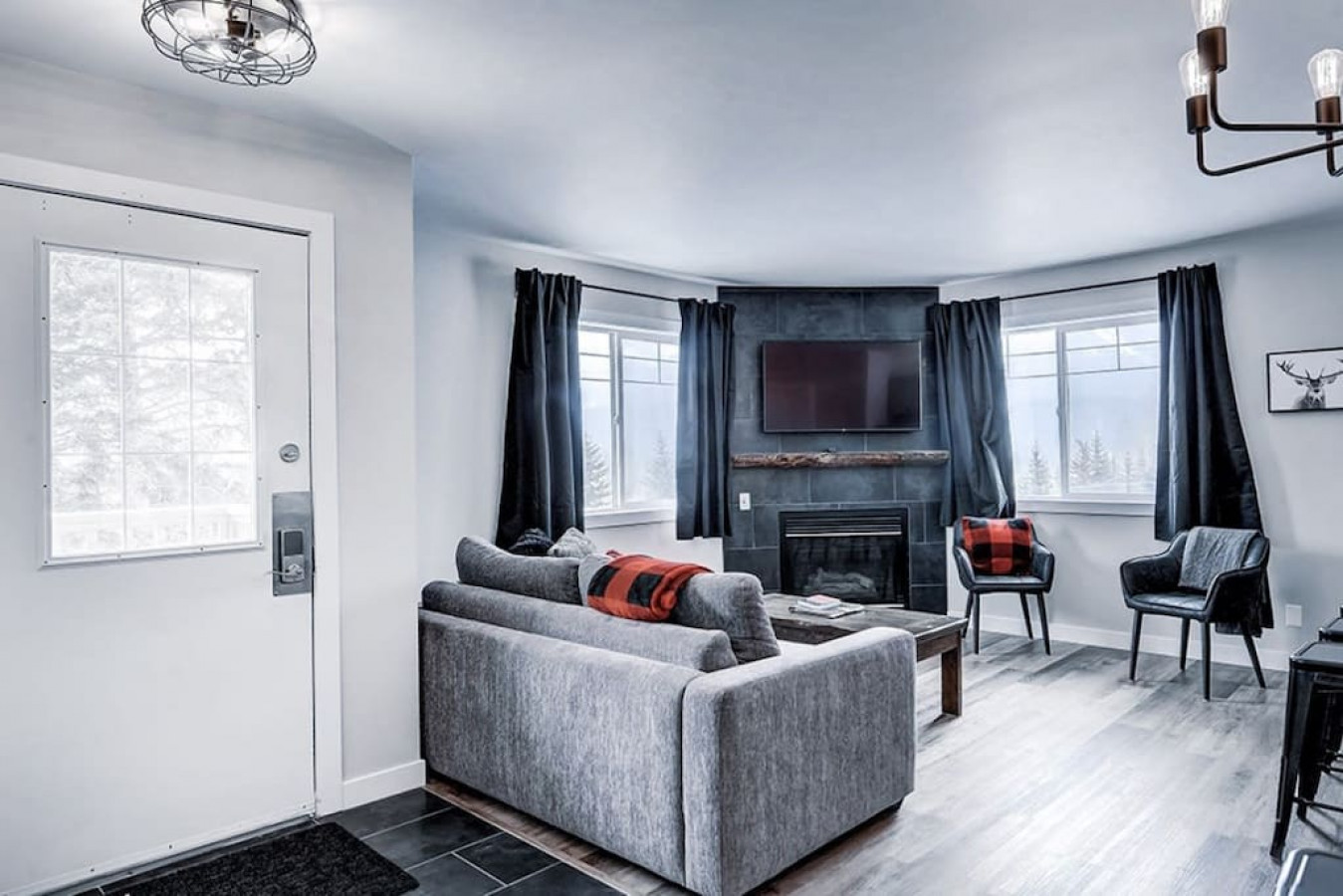 Mountain View And Hot Tub Access - Stunning Family Retreat - Canada