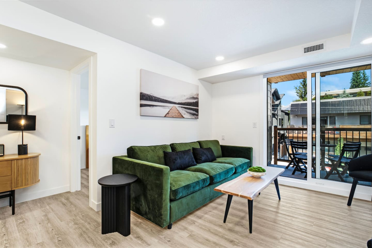 Mountain Views And Cozy Balcony - Stunning Downtown Haven - Canadá