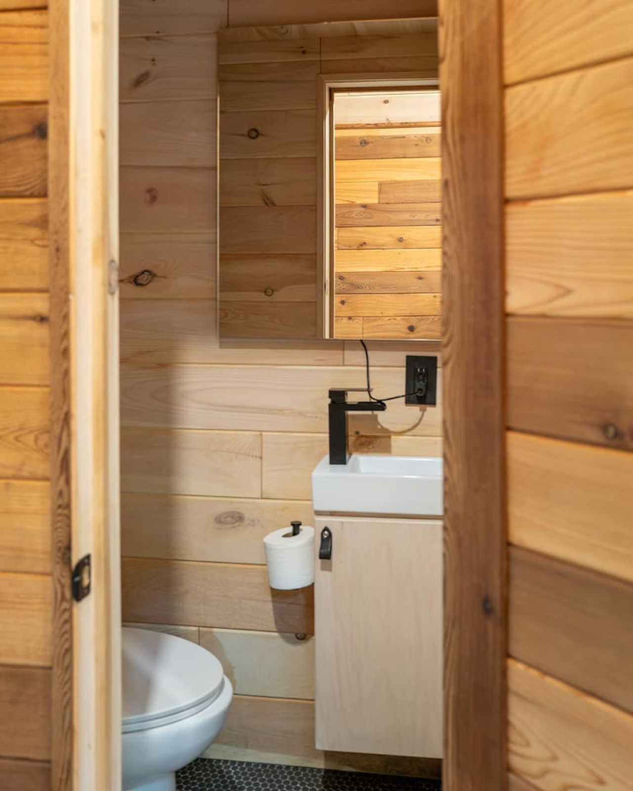 The Twig | Outdoor Shower, Deck & Cozy Chimney photo 4