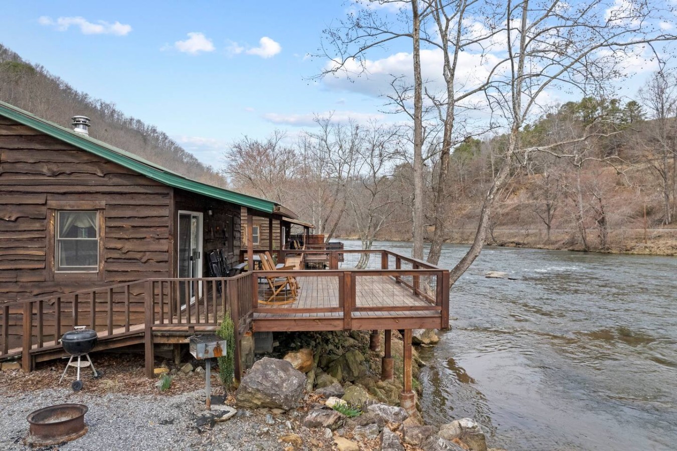 Such a rare property to be right on the river!