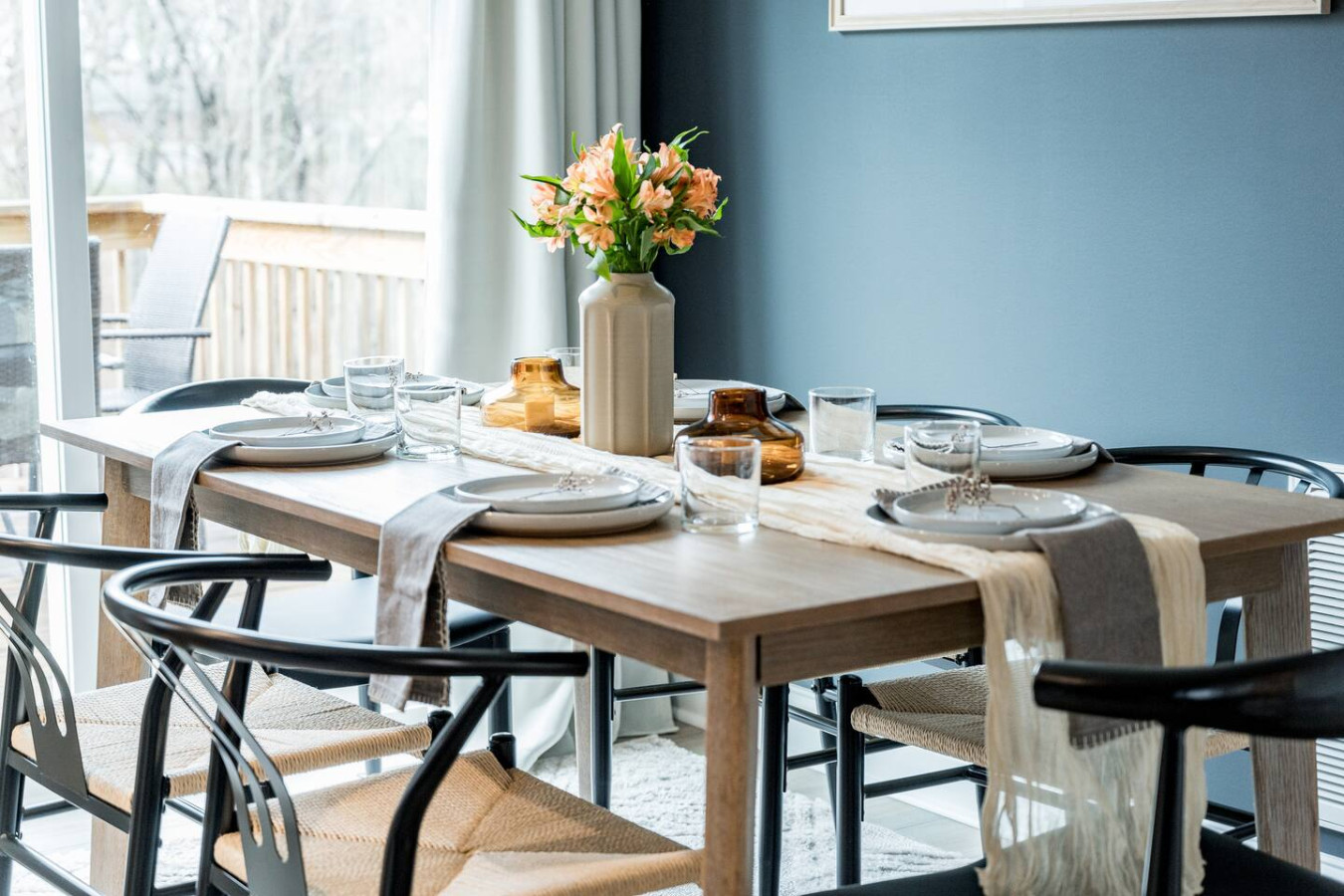 Comfortably seat up to six guests at our stunning wooden table and enjoy a delicious meal in a warm and inviting atmosphere.