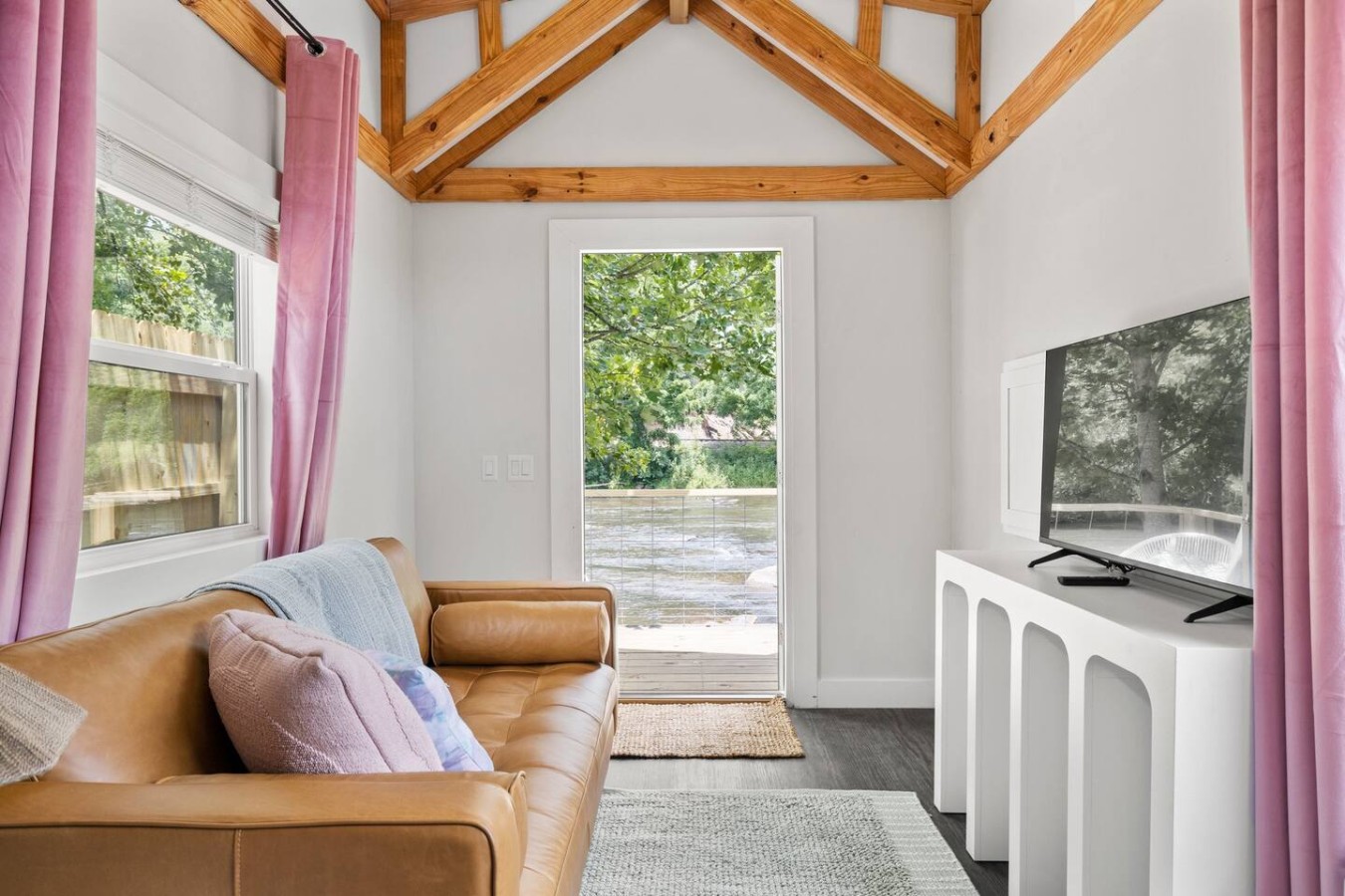 Riverfront, brand new chic tiny house. It doesn't get more peaceful than waking up on the river while being accessible to so much that Western NC has to offer!