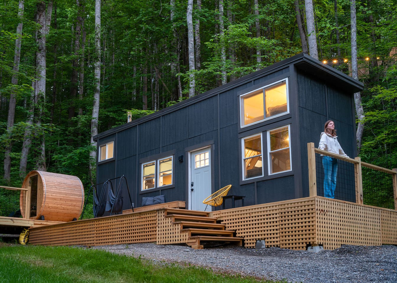 The Locust at Whisper Woods is a gem - beautifully designed, tucked away, and  equipped with a wood barrel sauna! Minutes to hiking, restaurants, and an easy drive to Asheville and the Great Smokey Mountain National Park!