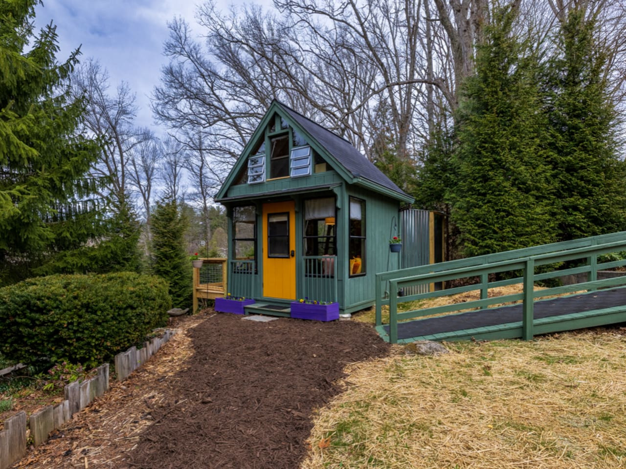 Full view of the cabin.