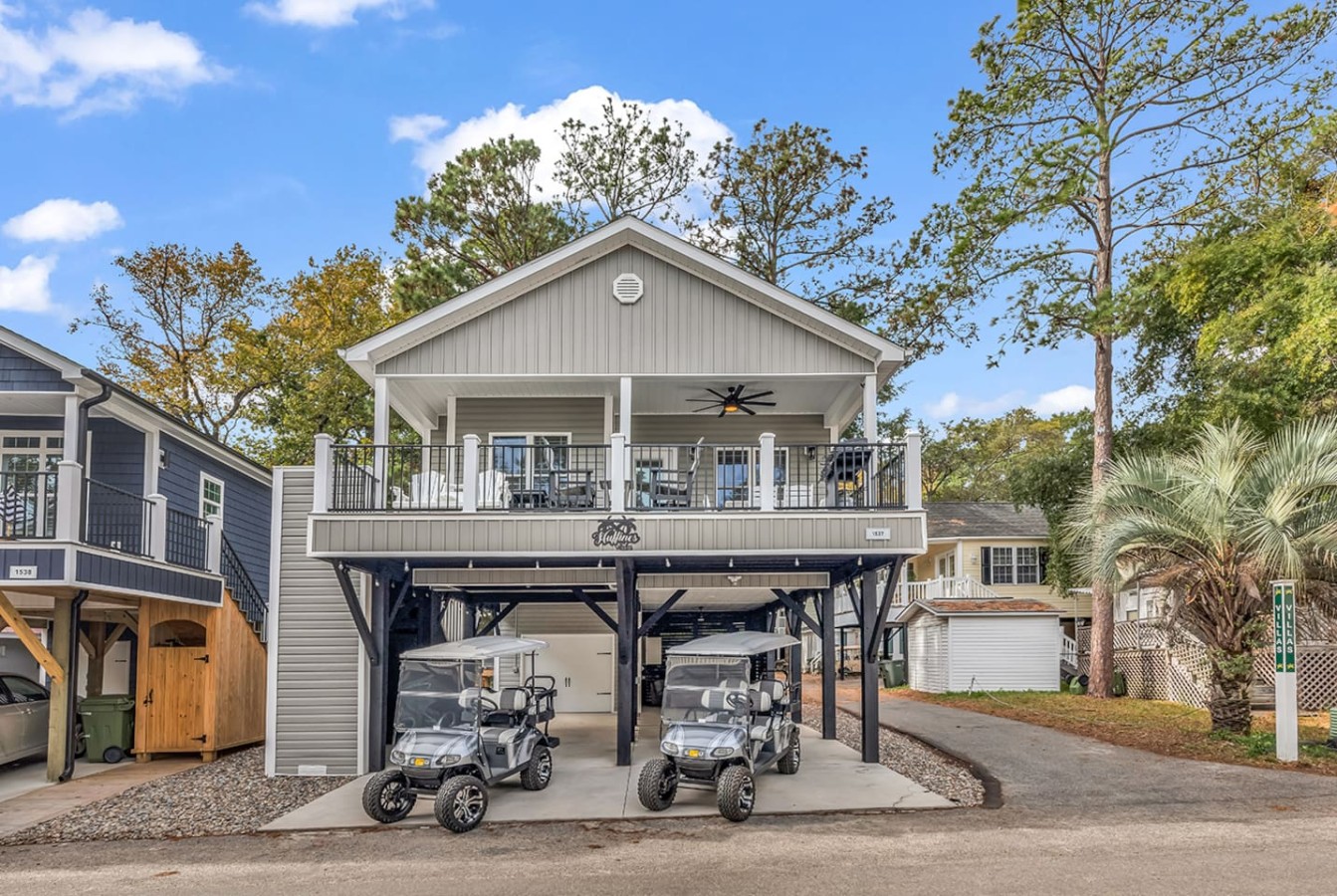 We have one six-seater golf cart available for rent! (the four-seater is no longer available unfortunately.)