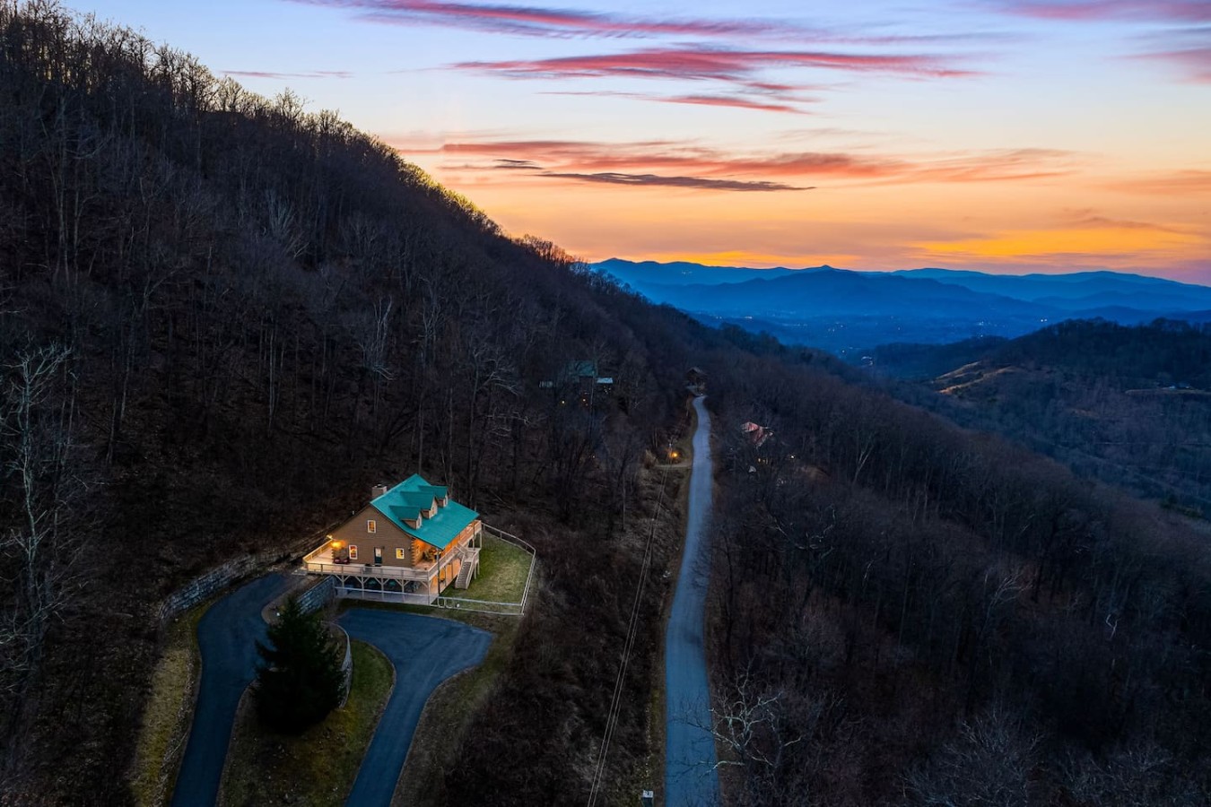 Serene and private cabin retreat! Central to Asheville and the Great Smokey Mountains