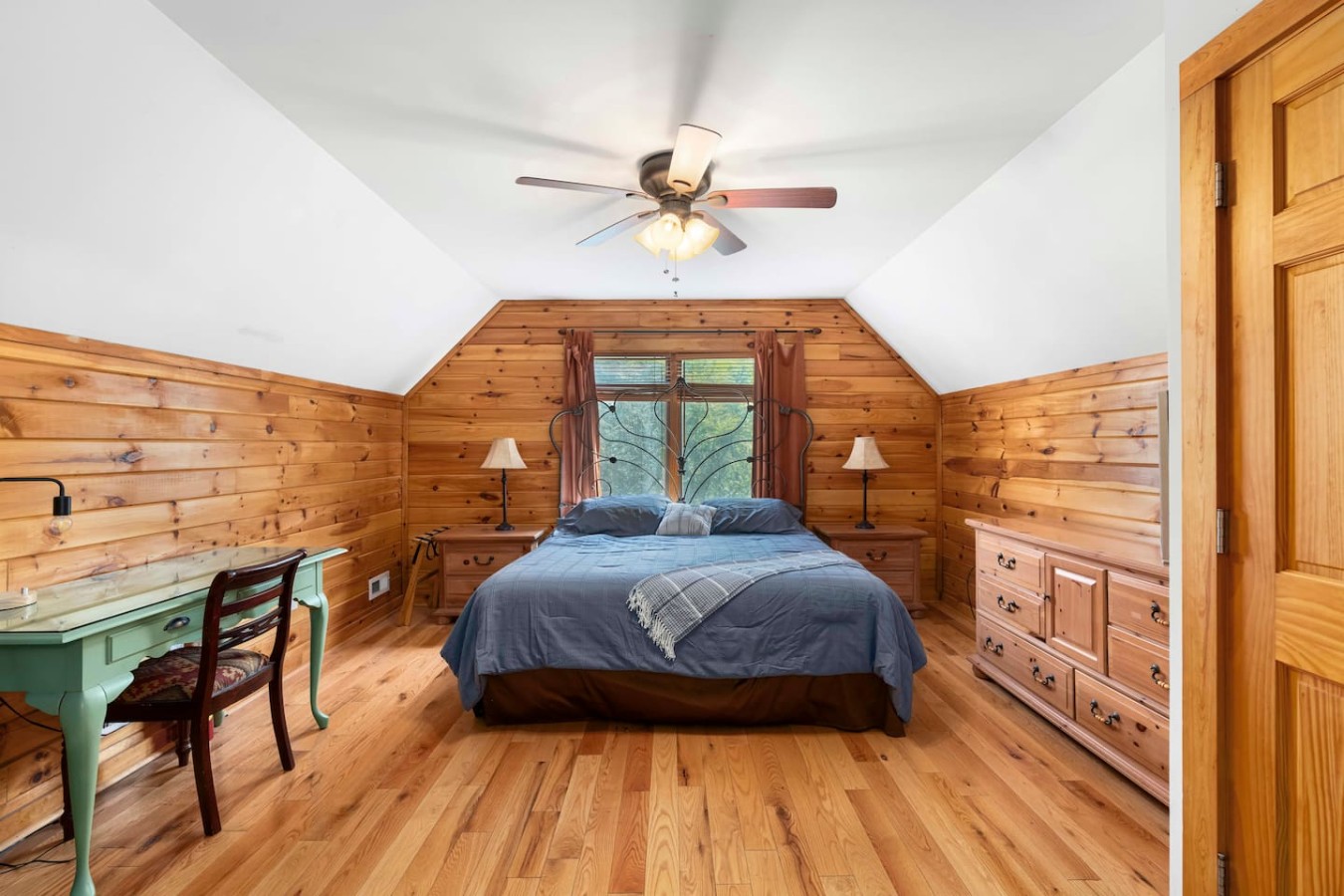 Primary bedroom (king bed)