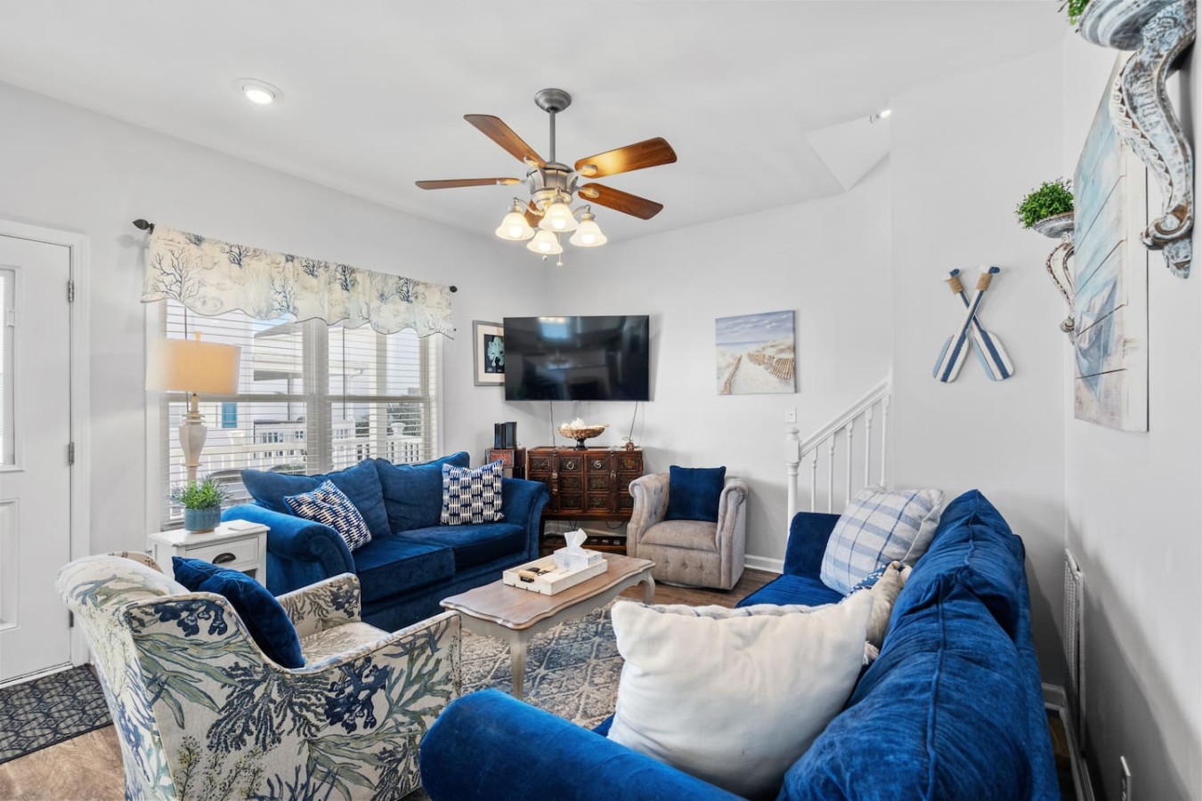 Our spacious living room combines modern comfort with a cozy atmosphere for your stay.