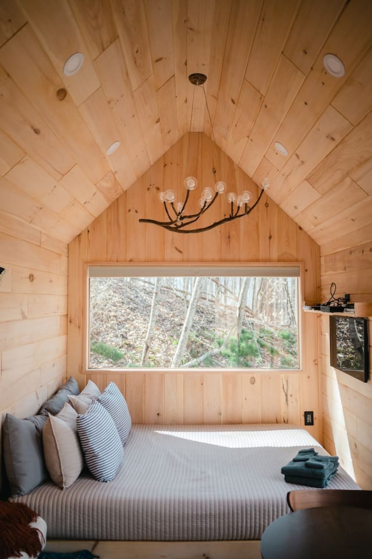 TWIG: Queen Bed