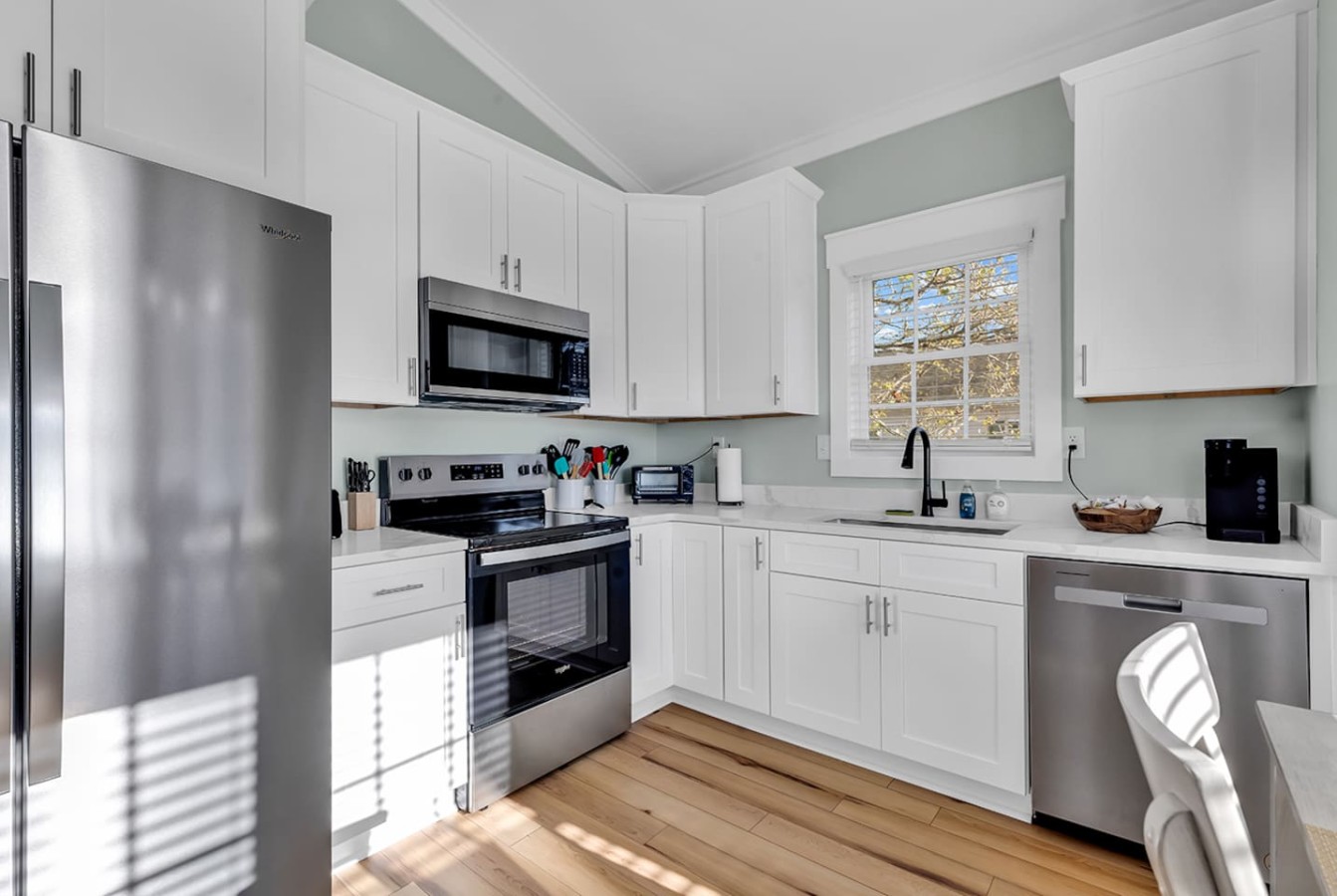 Prepare your meals in this culinary haven! ✨ With sleek white cabinets and top-notch appliances, cooking becomes a breeze.