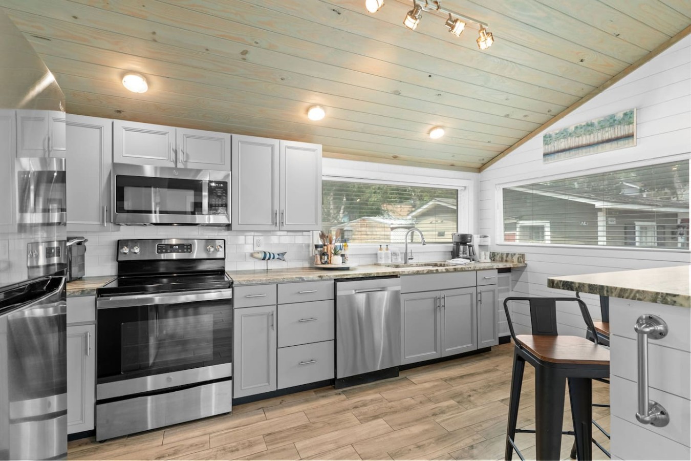 Ocean Lakes Cottage | Covered Patio, Grill & Beach photo 4
