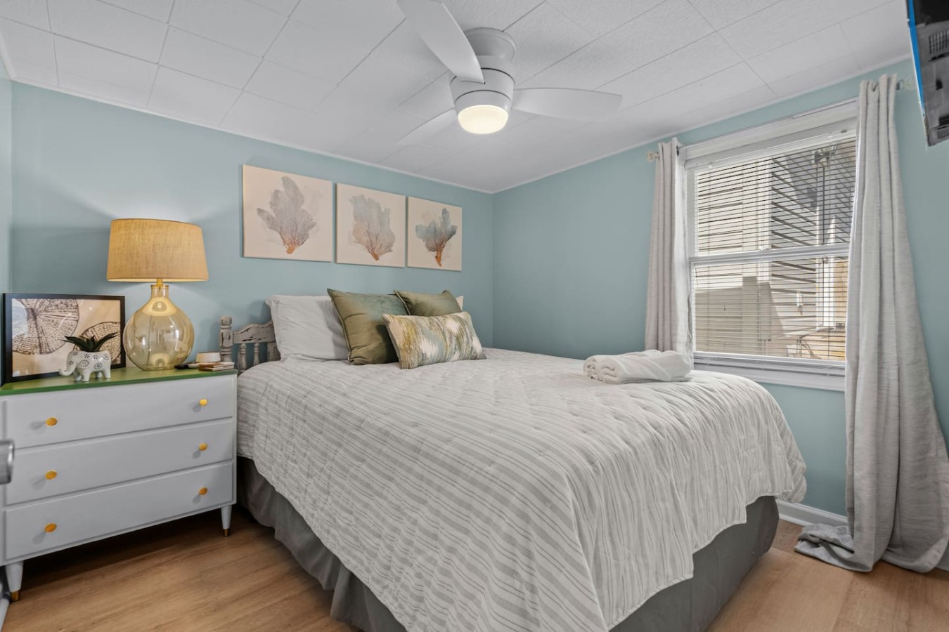 ✨ Dreaming in style ️ This cozy bedroom is all about that perfect vibe – where comfort meets chic design.