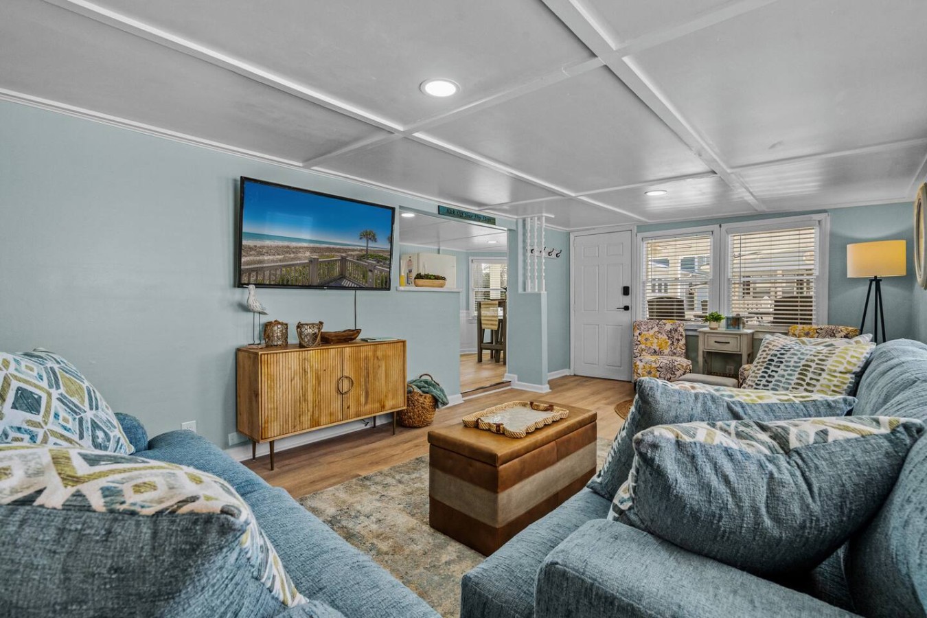 This stunning living room blends comfort and style, where every detail is designed for relaxation and elegance