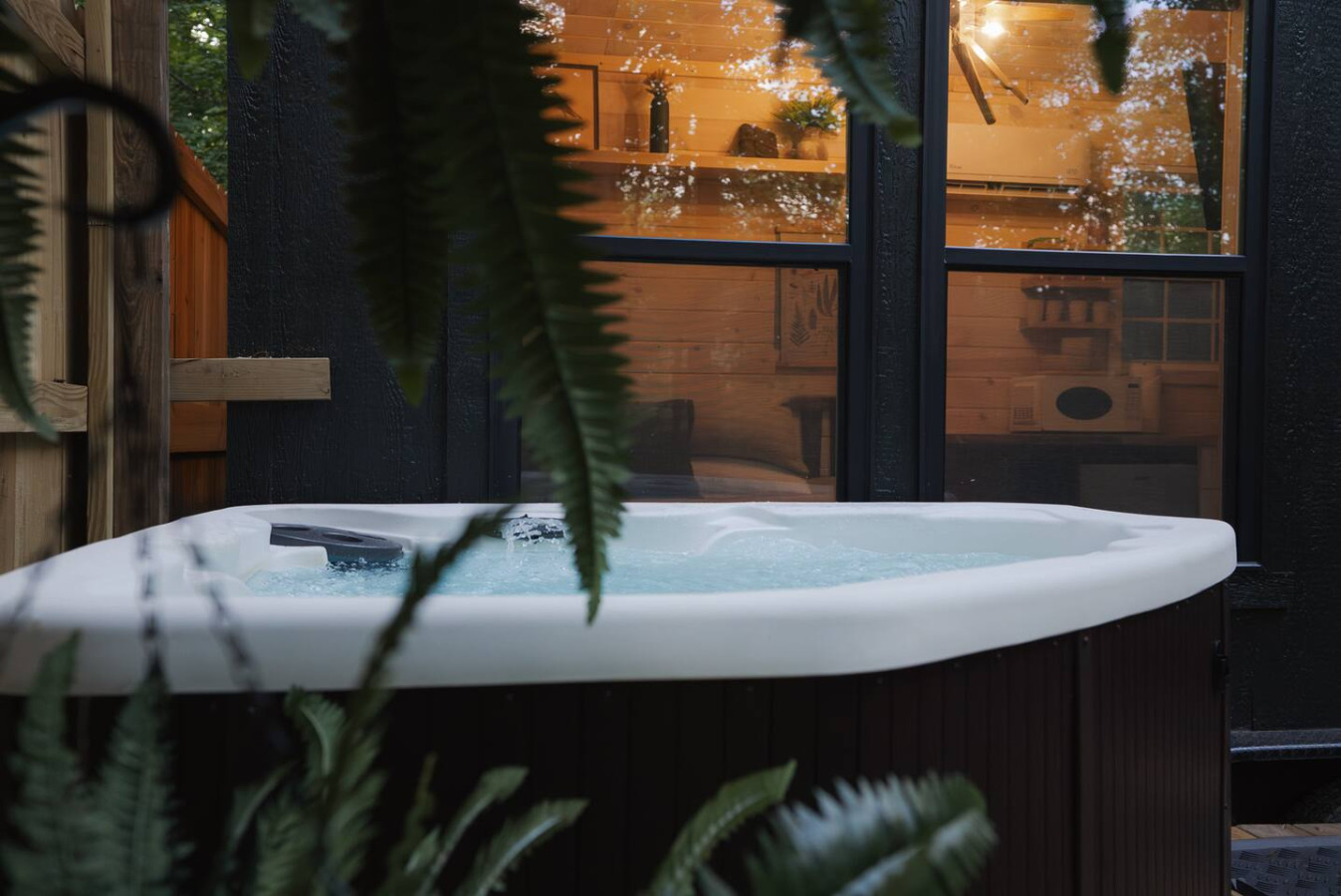 Romantic Getaway | Hot tub, Fire pit & Near Hiking photo 4