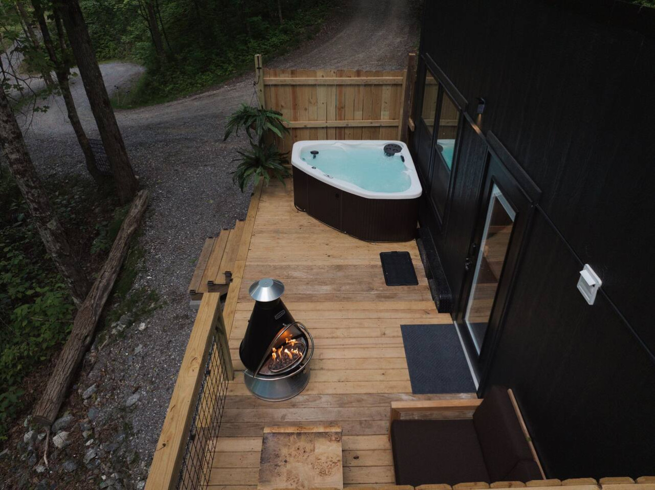 Romantic Getaway | Hot tub, Fire pit & Near Hiking photo 3