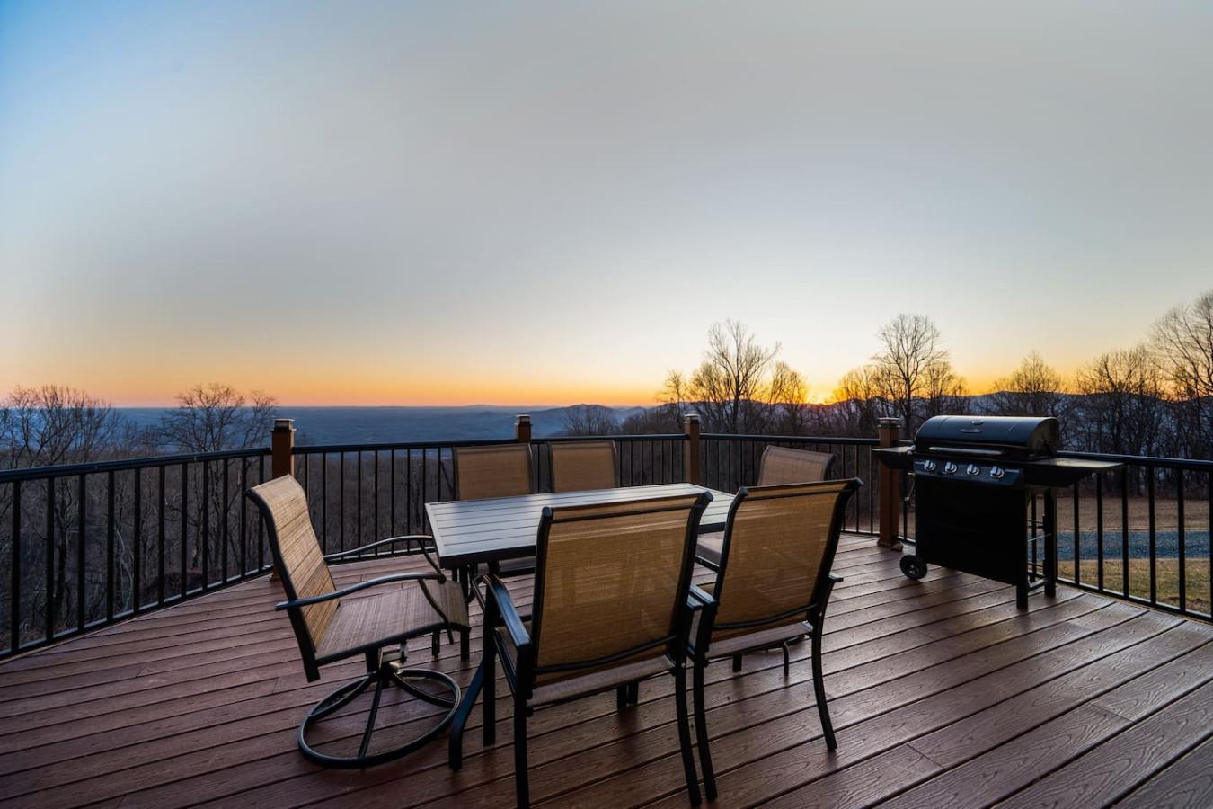 Mountain Retreat: Stunning Views, Fire Pit, Peace photo 2