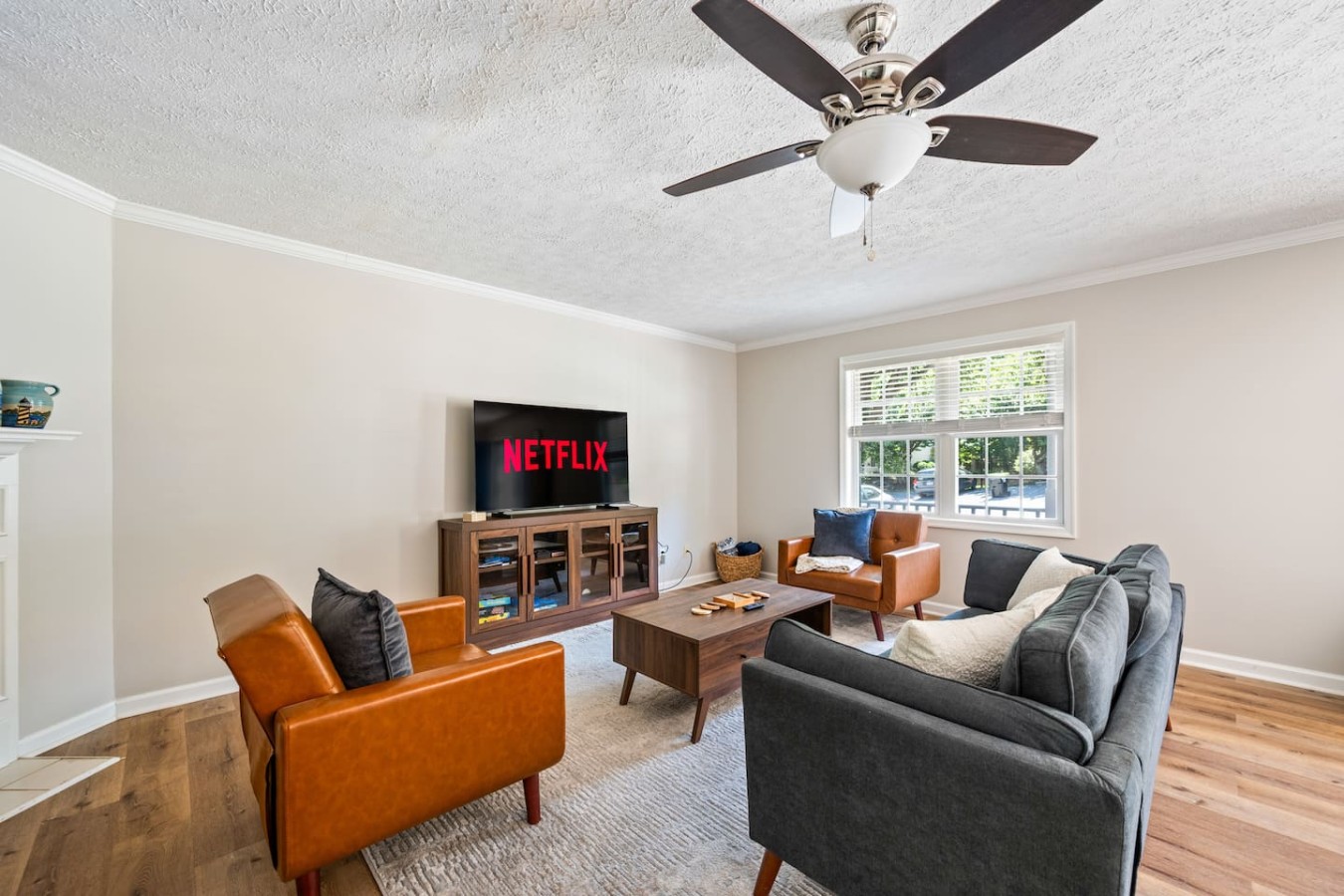 Modern Townhouse | Pool Access, Fireplace, Balcony photo 2