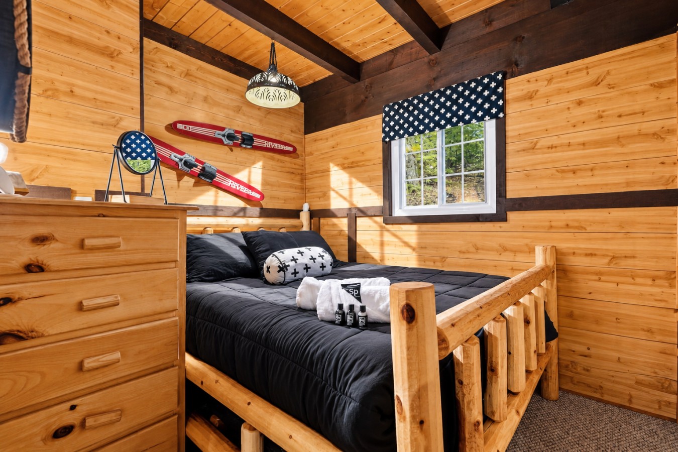 Chalet Getaway: Bedroom with aviation decor