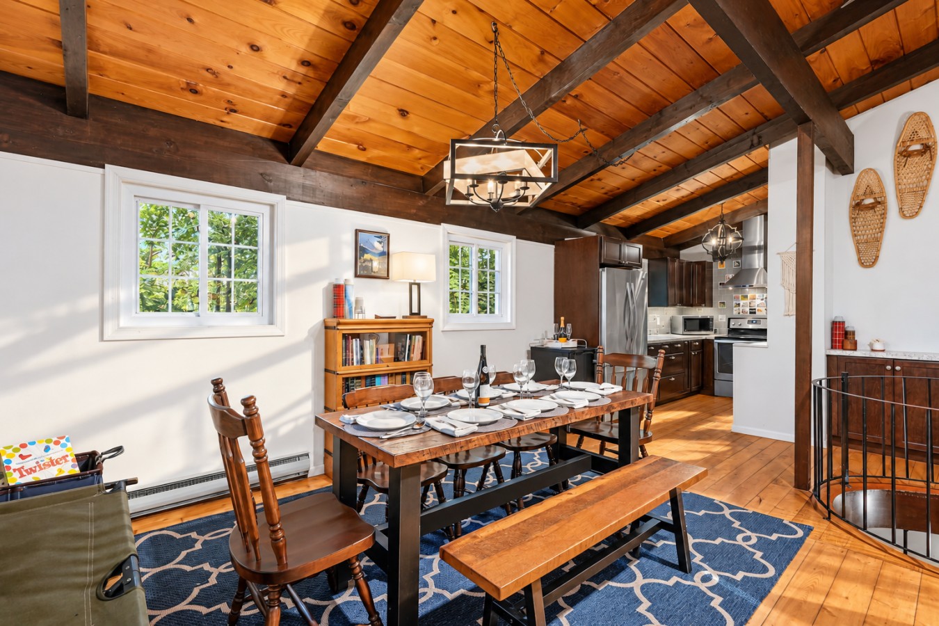 Chalet Getaway: Kitchen and dining area