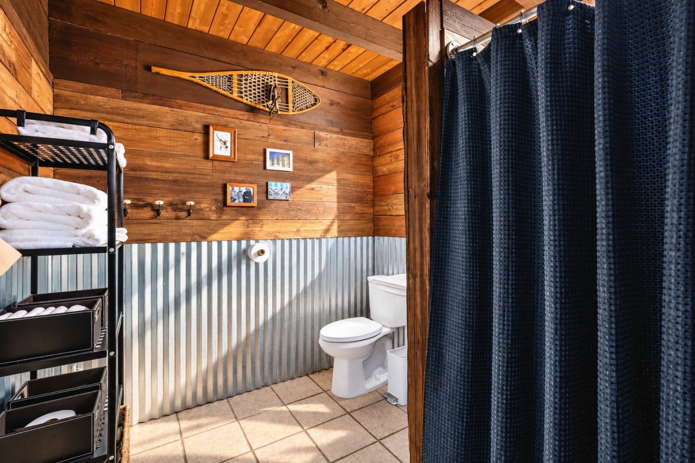 Chalet Getaway: Rustic bathroom