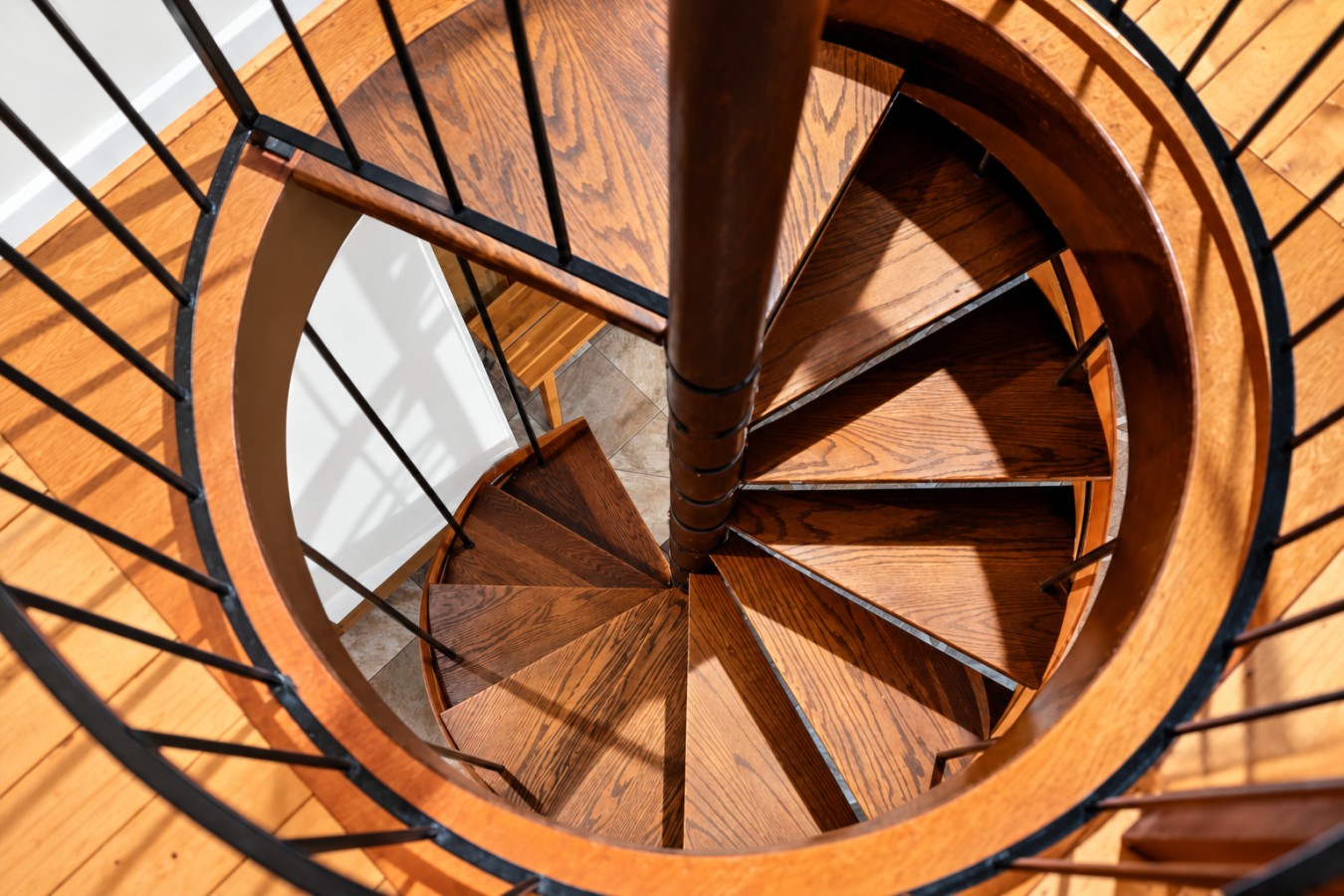Chalet Getaway: Spiral staircase